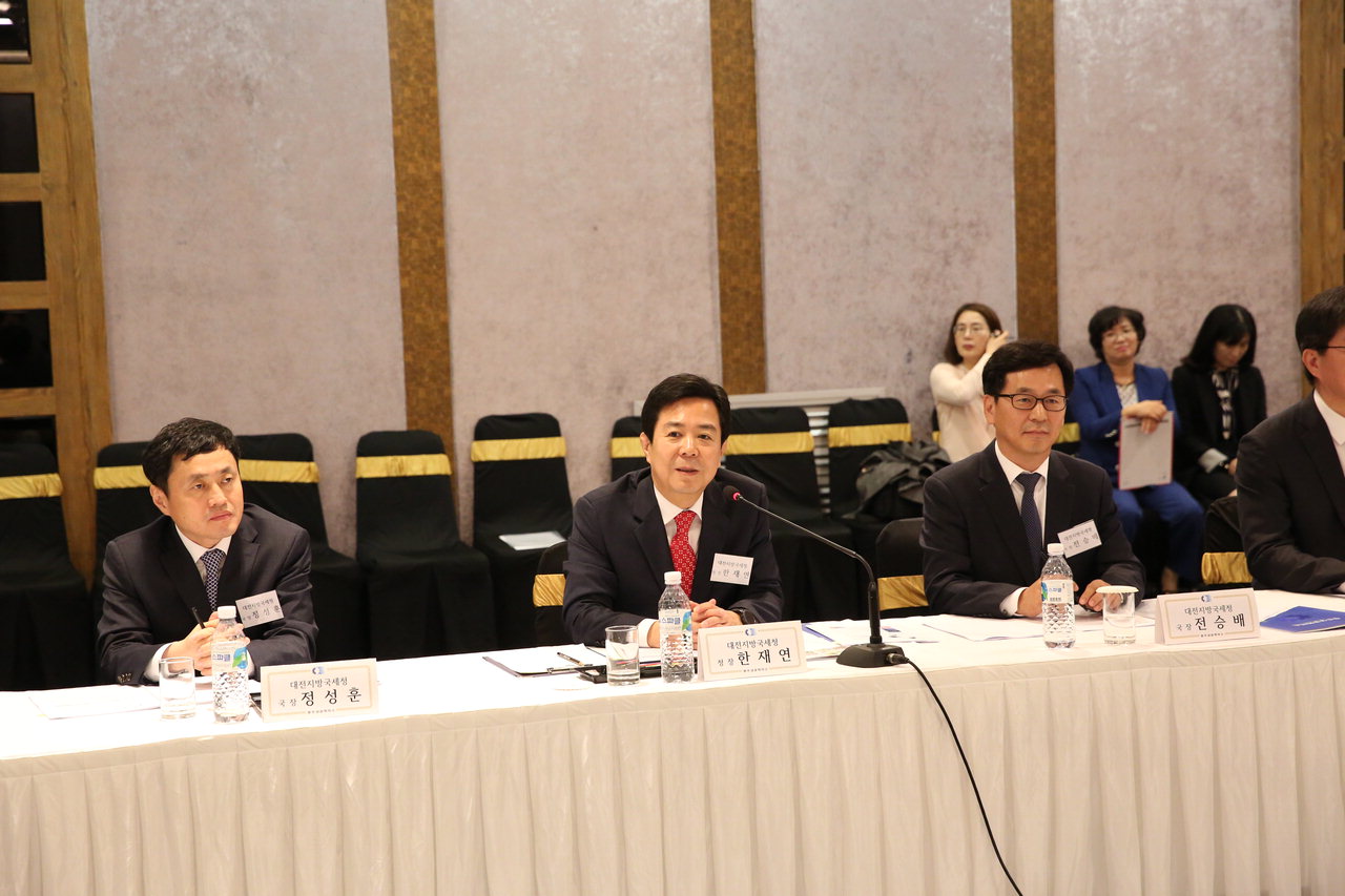 대전지방국세청은 지난 25일 충주상공회의소 회원들과 호텔 더 베이스에서 간담회를 개최했다. / 대전국세청 제공
