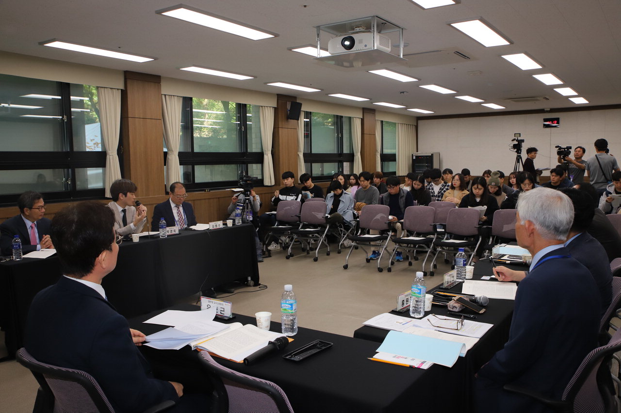'2019 유권자정치페스티벌'이 지난 25일 선거연수원에서 열린 가운데 청주대 유호근 교수의 사회로 '한국 시민사회의 민주주의 발전'에 대한 학술회의가 열렸다.