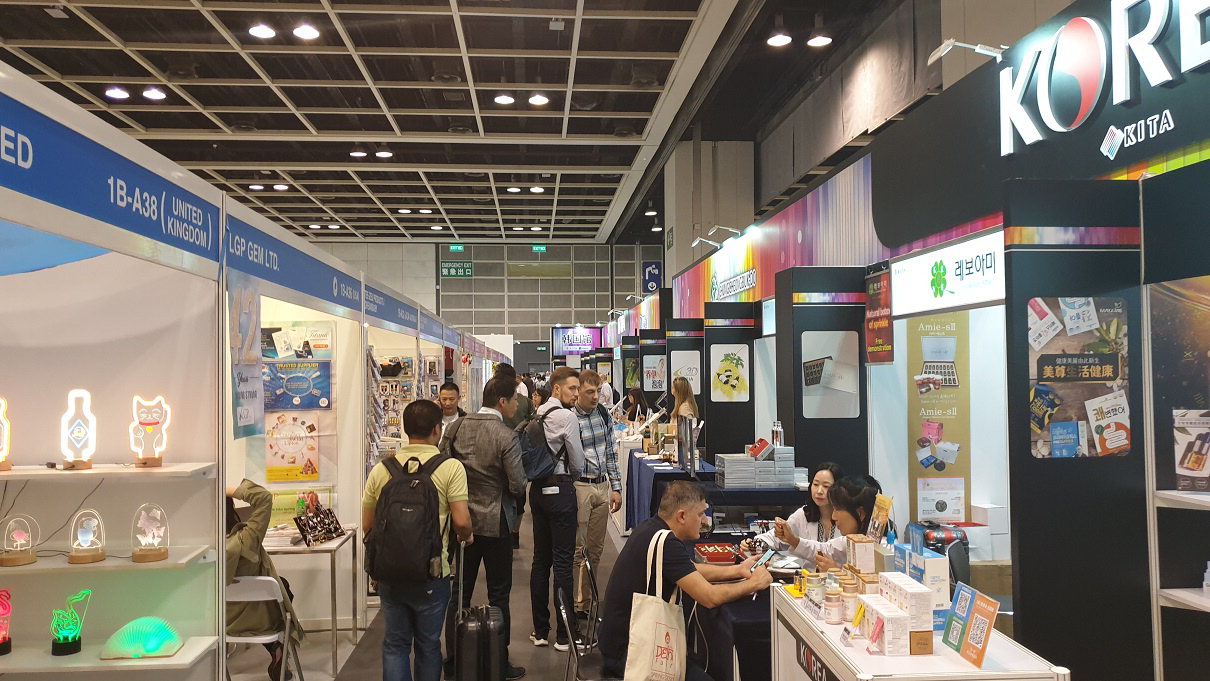 홍콩에서 개최된 2019 홍콩 메가쇼에 충북도내 유망 중소기업 11개 업체가 참여한 가운데 전시관에 바이어들의 발길이 이어졌다.