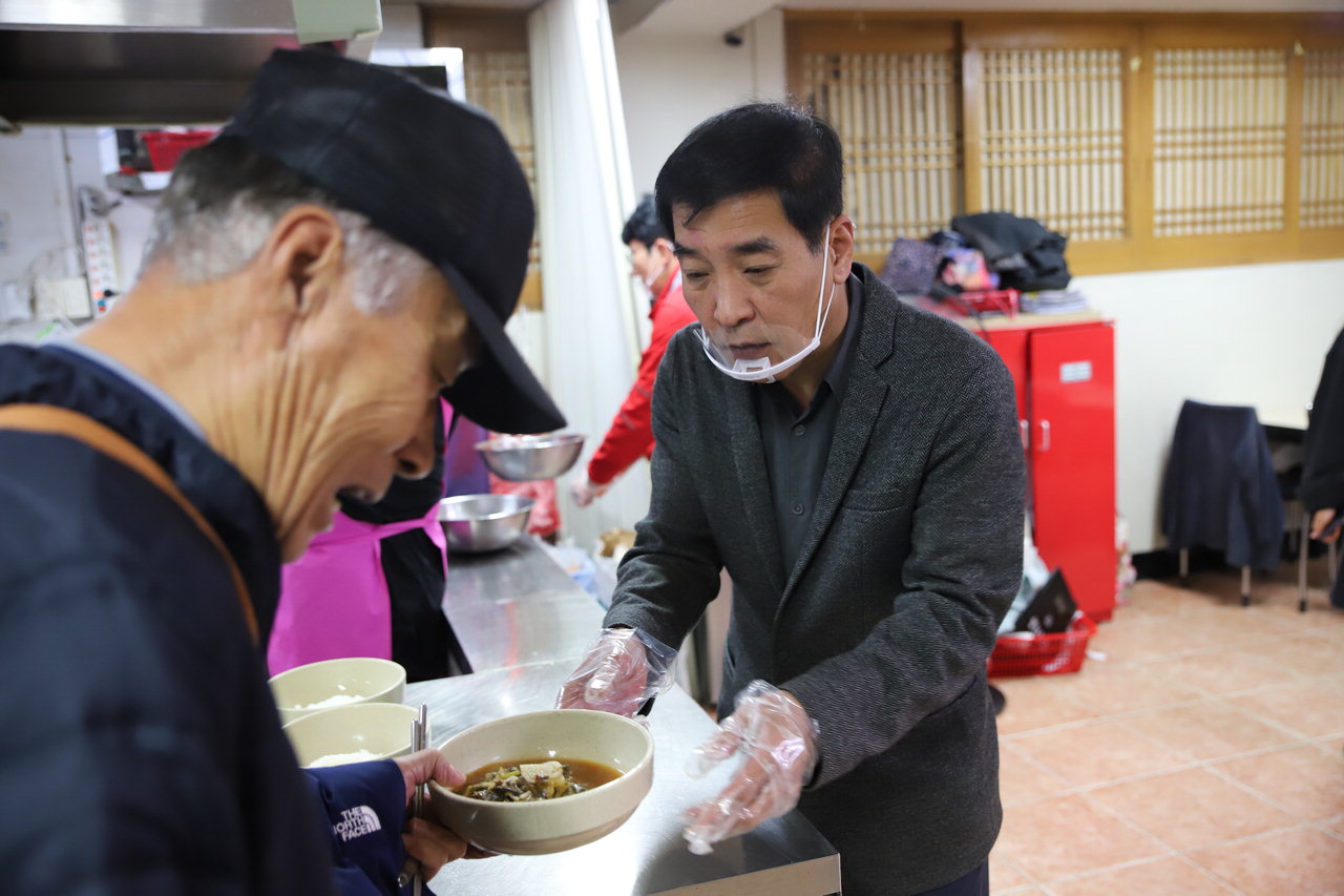 충북도선거관리위원회가 29일 도내 5개 정당 당직자들과  사랑의 점심 나누기 행사를 갖고 중앙공원을 찾은 노인들과 지역주민 350여명에게 따뜻한 식사를 제공했다.