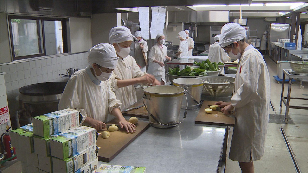 일본 자유학원 학생들이 점심 식사를 준비하고 있다. / MBC충북 제공