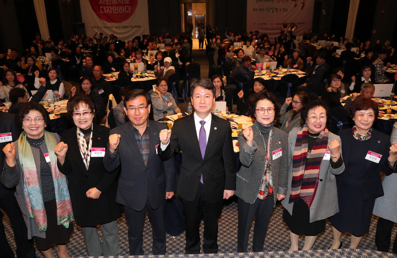 충북도와 도자원봉사센터는 31일 청주 S컨벤션에서 자원봉사자 160명을 대상으로 자원봉사 활성화를 위한 원탁토론회를 개최, 자원봉사 활성화 방안에 대해 논의했다.