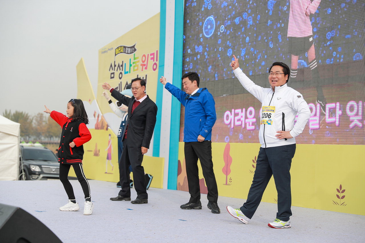 아산시 캐릭터 온궁이 온양이와 함께 참여한 어린이, 이명수 국회의원, 강훈식 국회의원, 오세현 아산시장이 몸풀기 체조를 하고 있다.