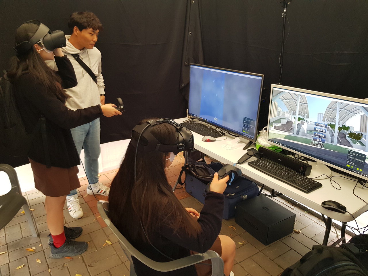 보은군보건소에서 실시하고 있는 VR(가상현실) 장애체험이 학생들에게 큰 공감을 얻어내고 있다. / 보은군보건소 제공