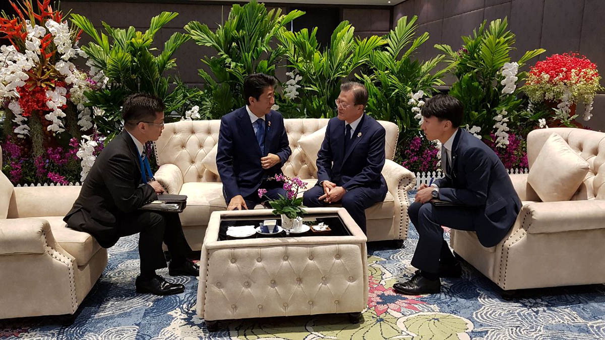 문재인 대통령(오른쪽 두번째)이 4일 태국 방콕에서 아베 신조 일본 총리와 환담을 하고 있다. /청와대제공