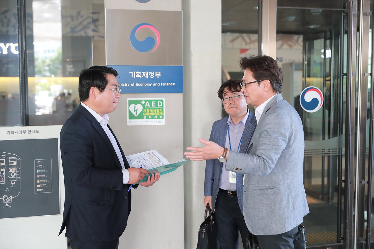 오세현아산시장과 선우문 기획예산과장이 기획재정부를 방문하고 있다.
