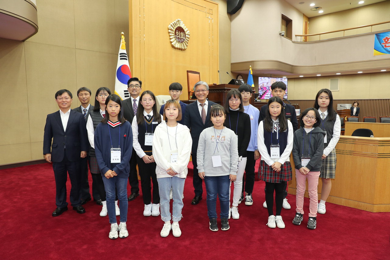 충북도의회가 5일 '2019년 충북도의회 청소년 스피치왕 선발대회'를 개최한 가운데 장선배 의장과 참가 학생들이 기념촬영을 하고 있다.