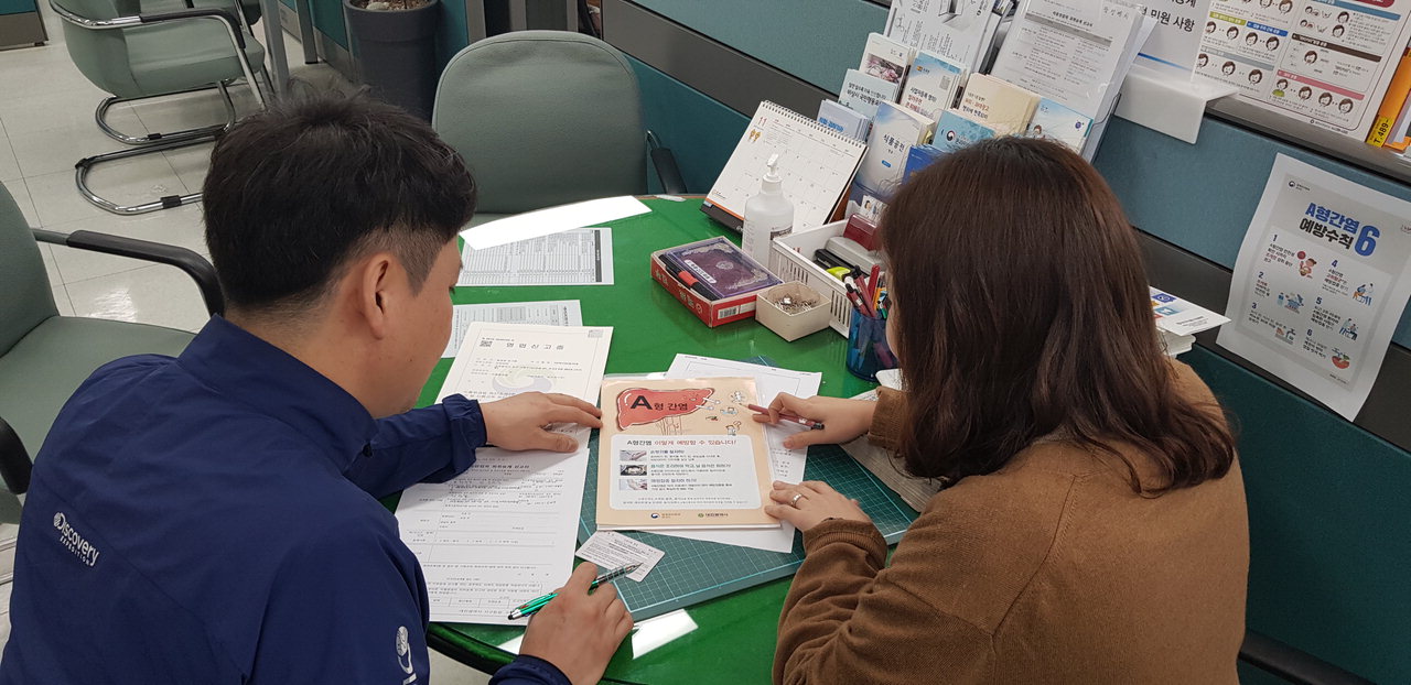 대전 서구청 직원이 영업신고를 위해 방문한 음식점 영업주를 대상으로 A형간염 홍보를 하고 있다.