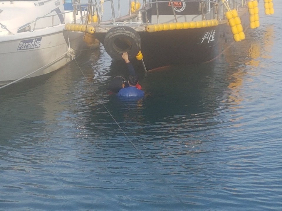 보령행경이 바다에 빠진 40대 남성을 구조하고 있다. 보령해양경찰서 제공