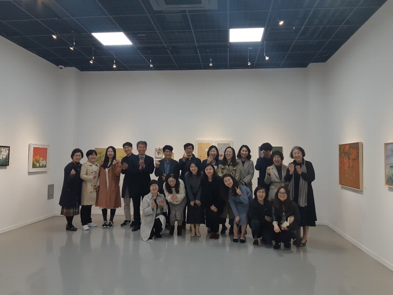윤건영 청주교육대학교 총장을 비롯한 참여 작가, 작가의 가족과 친구 등 관계자 30여명이 참석해 사이전 개막식을 개최했다./ 청주교대 제공
