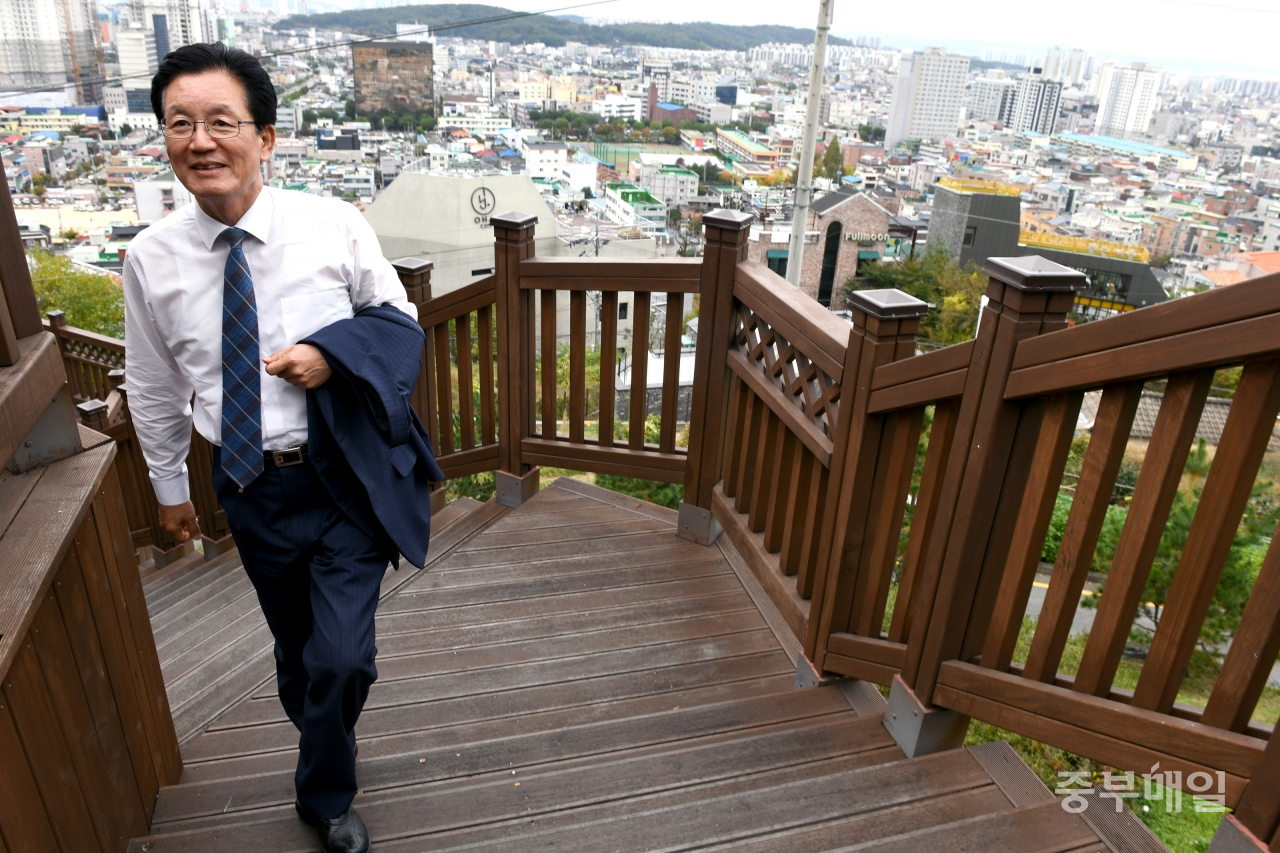 정정순 위원장이 수암골 전망대를 오르고 있다. 그가 정치에 입문한 건 2017년 9월이다. / 김용수