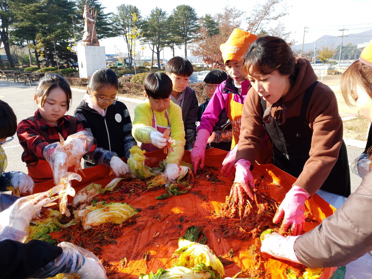 진천군 학성초등학교는 지난 7∼8일 사랑, 행복 텃밭 식생활 교육의 하나로 '사랑의 김장 나누기' 행사를 열었다.이날 전 교생은 학교 텃밭에서 재배한 배추로 김장을 담갔다.