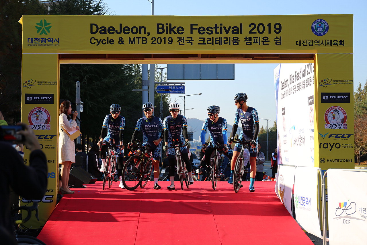 지난 9일 Cycle & MTB 전국 크리테리움 챔피온쉽대회가 900여 명의 자전거 동호인들이 참가한 가운데 대전시 유성에서 개최됐다.