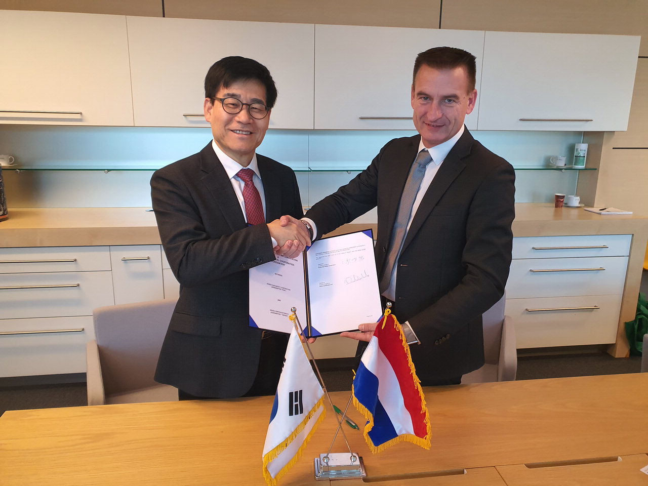 한국가스안전공사 허영택 기술이사(왼쪽)와 Dekra Certification B.V(EPS global business director, Jan de jonge)가 11일(현지시간) 네덜란드 아른헴에서 방폭인증분야의 협력 범위를 확대하는 양해각서에 서명하고 기념촬영을 했다.