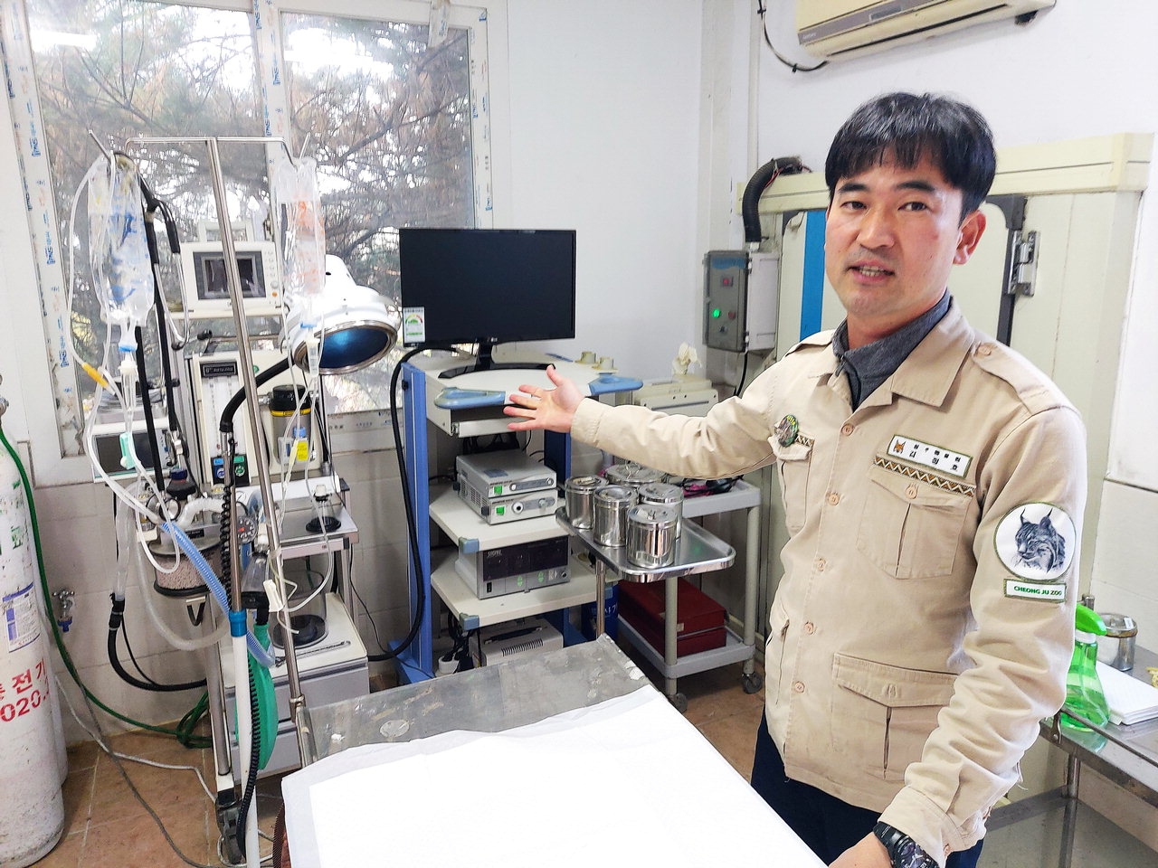 김정호 수의사가 청주동물원 내 동물병원에서 수술기구를 설명하고 있다. /신동빈