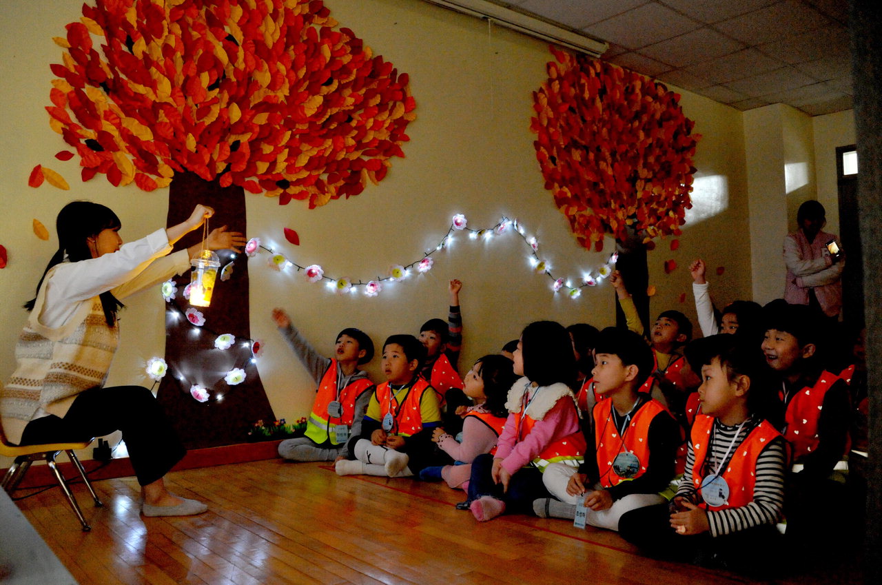 백석대학교부속유치원 어린이들이 ‘등불 만들기’ 프로그램에 참여하고 있다. /백석대 제공