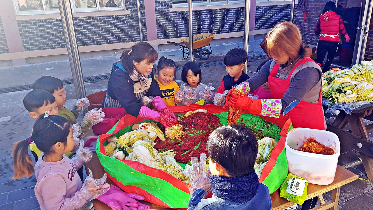 보은 종곡초등학교(교장 김홍석)가 13, 14일 세대공감프로그램의 하나로 '부모님과 함께 하는 희망 나눔 김치 담그기' 체험 활동을 실시했다.