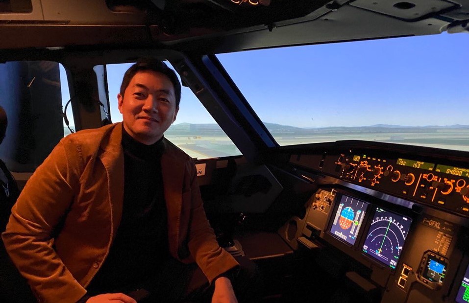 강병호 에이로케이 대표이사가 지난 15일 김포공항 화물청사 훈련센터를 방문해 비행기 조종석에 앉아 포즈를 취하고 있다.
