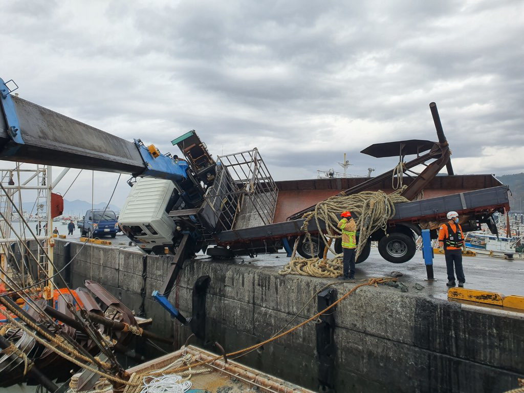 어획물 하역작업 중이던 대형크레인이 넘어져 선원 1명이 사망하는 사고가 발생했다. / 보령해경 제공