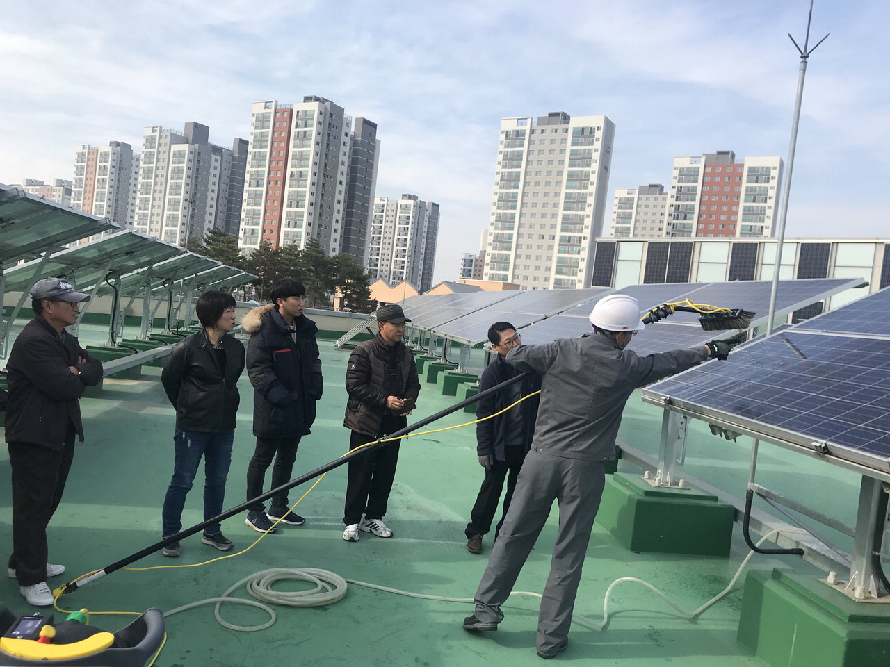 태양광유지보수교육에 참여한 교육생들이 태양광 패널 청소 교육을 받고 있다.