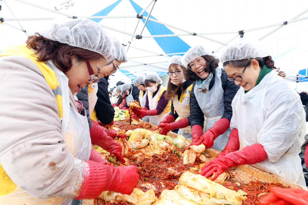KT&G는 지난 15일 천안공장에서 저소득 가정을 위한 김장 나눔 봉사활동을 벌였다.