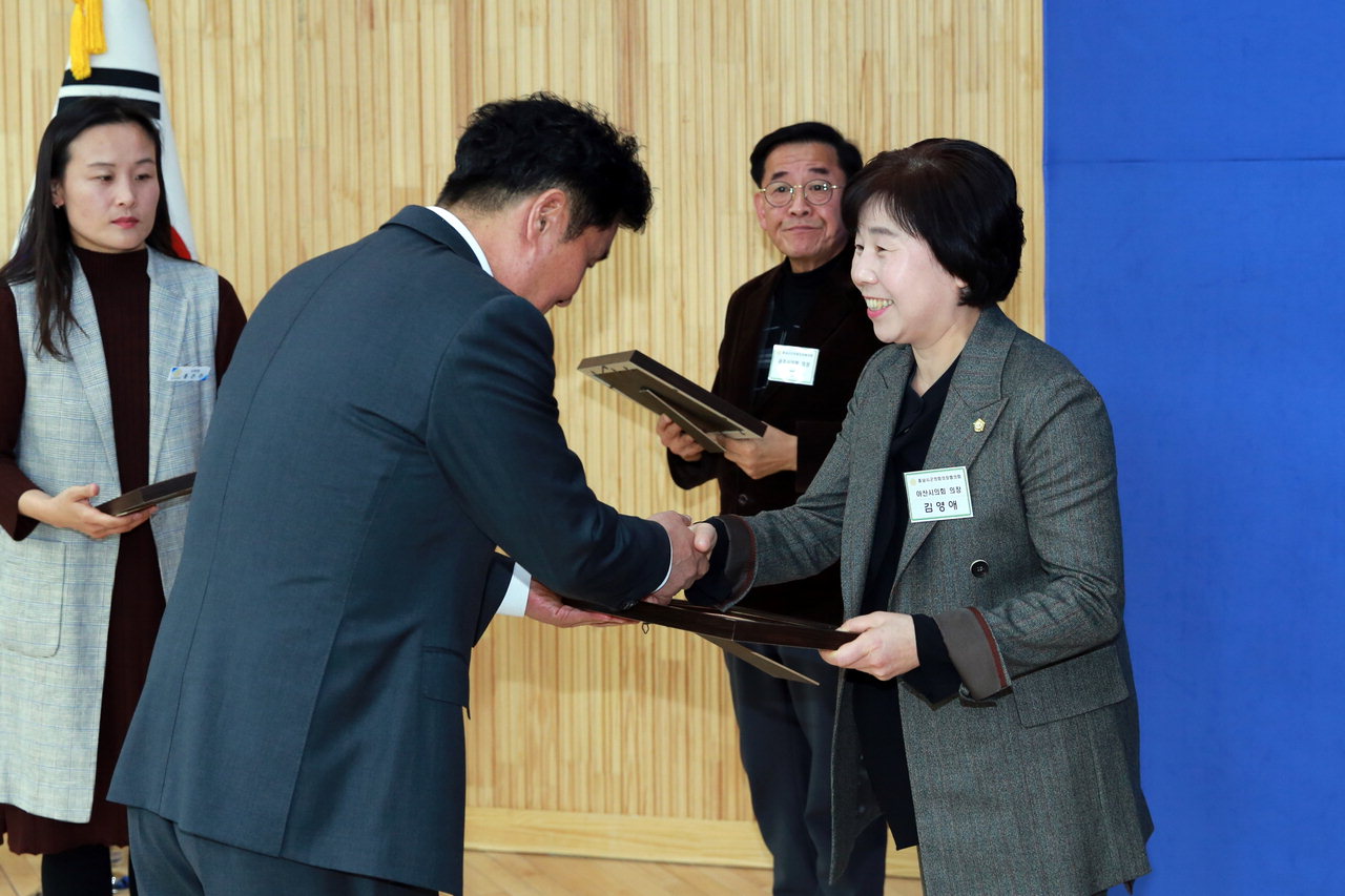 아산시의회 김영애 의장이 19일 논산시청에서 열린 전국 시·군·자치구 의회의장협의회(회장 강필구) 제223차 시·도대표회의에서 의정봉사상을 수상했다.