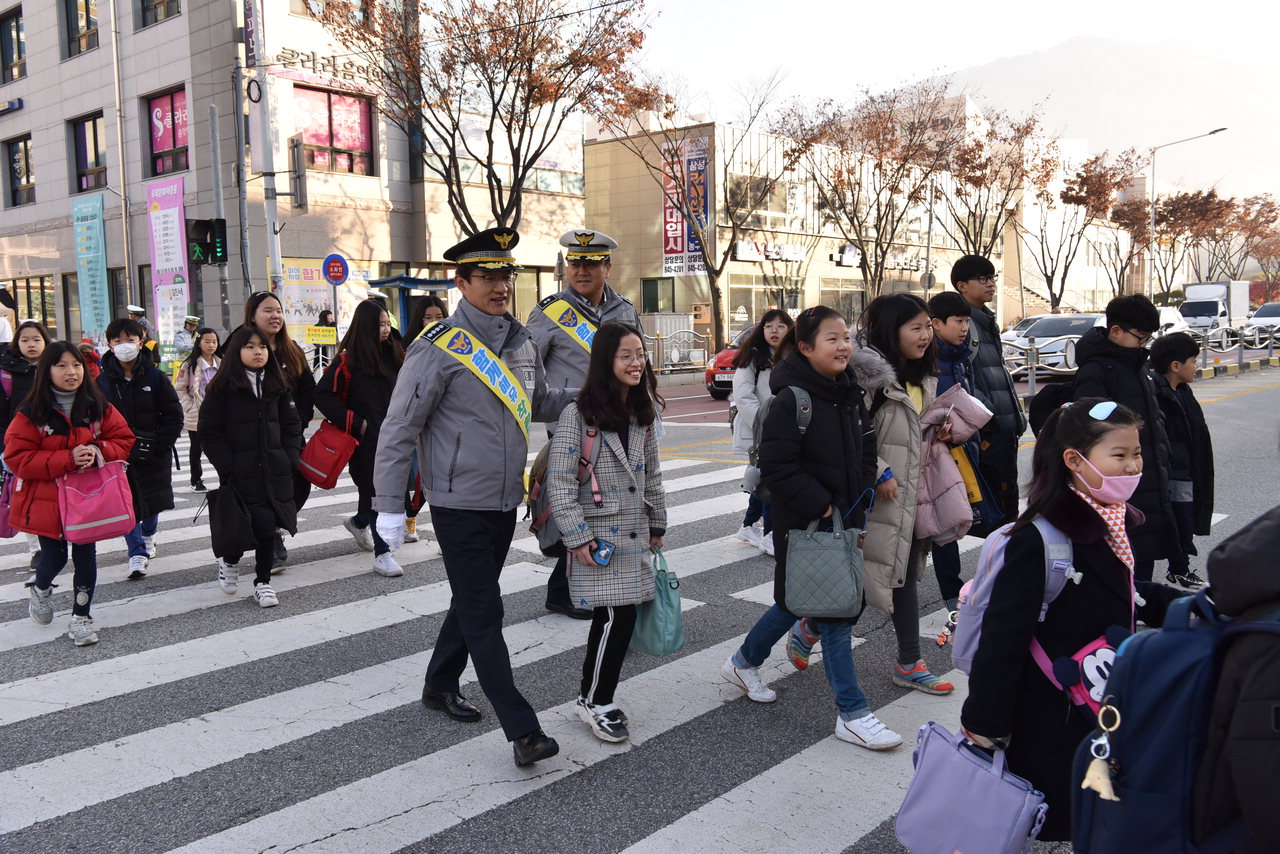 정재일 서장 등이 등굣길 어린이들을 상대로 교통안전 캠페인을 벌이고 있다.