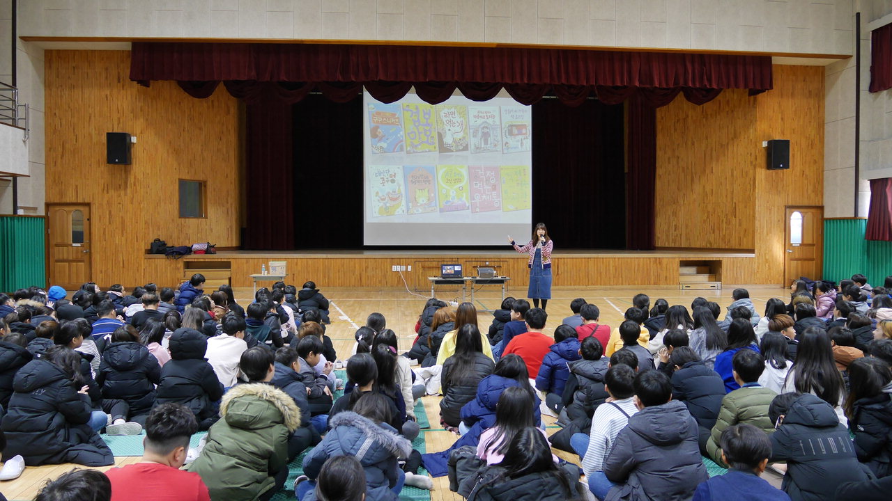 직지초등학교를 찾은 김유 작가가 학생들과 만나 겁보만보에 대한 이야기를 나누고 있다. / 직지초 제공