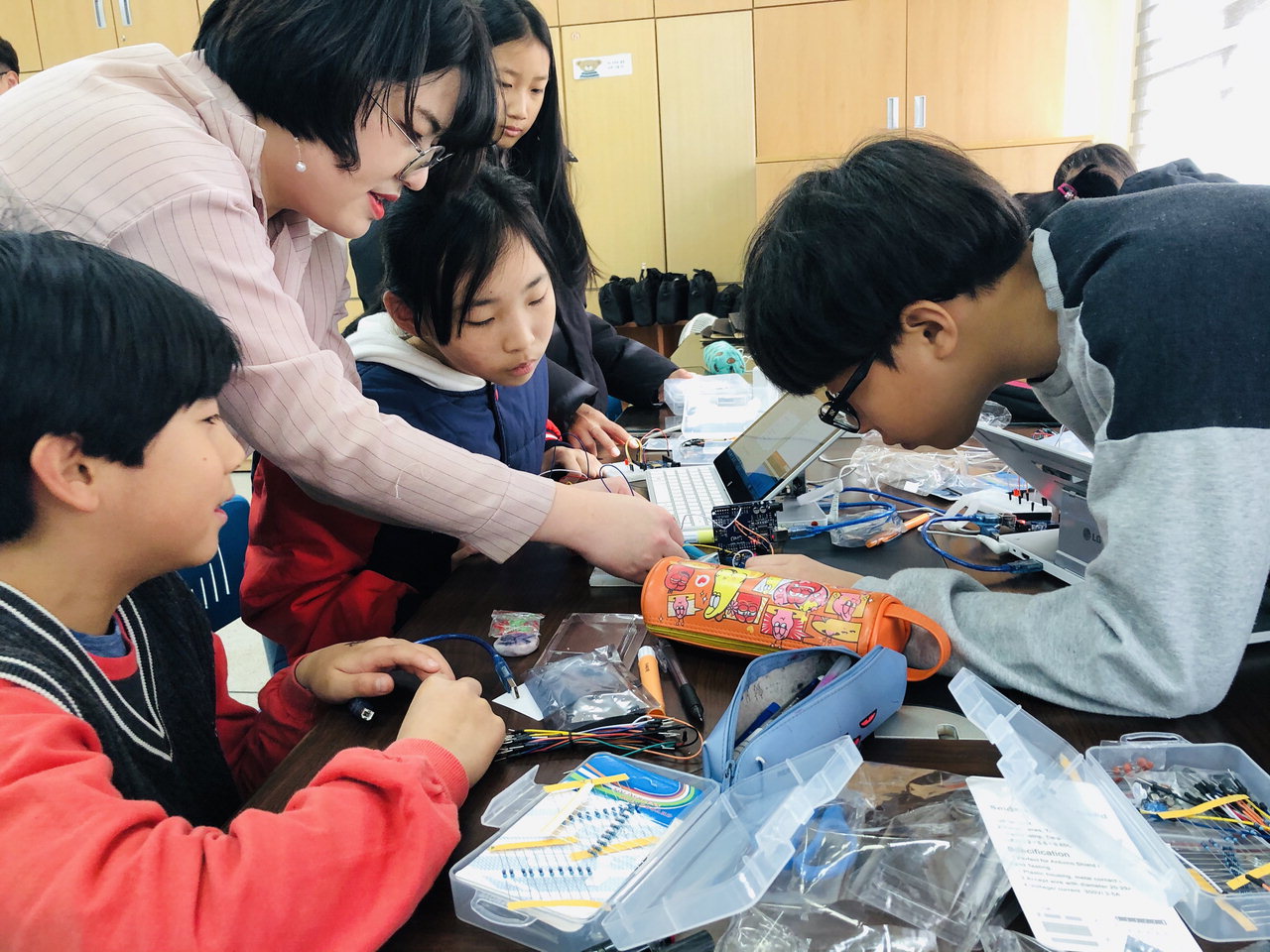 상촌초 학생들이 미세먼지 감지 키트를 만들고 있다. / 상촌초등학교 제공
