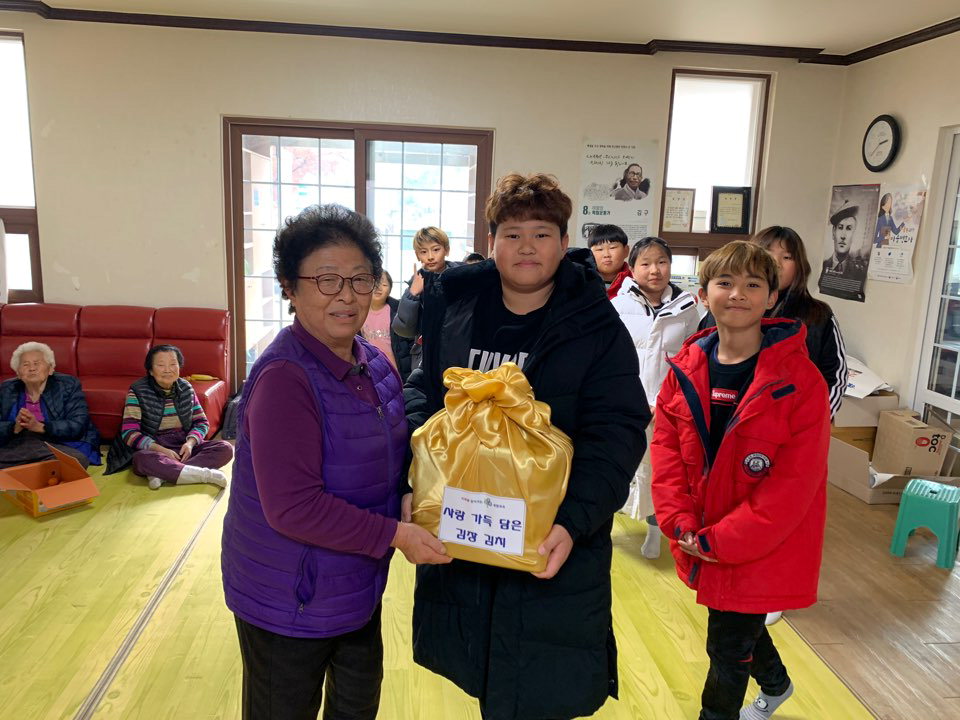 성암초등학교는 21일 전교생이 직접 담근 김장김치를 여사마을회관 등 3곳에 전달했다./성암초 제공