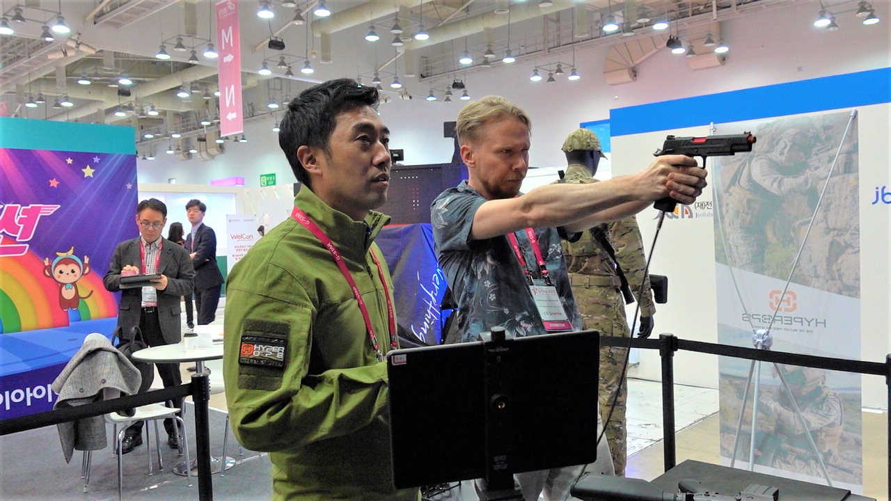최근 부산 벡스코에서 열린 '국제게임전시회 지스타 2019'에 참가한 사격시뮬레이터 전문기업인 'NCES'의 홍보 부스에서 한 외국인이 트레이닝 시스템 'Shooting Korea(슈팅 코리아)'를 체험하고 있다. /NCES 제공