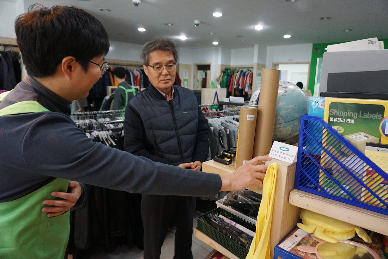 한국환경공단 충청권지역본부는 지난 22일 아름다운가게 탄방점과 함께 '아름다운 하루' 행사를 개최했다. / 환경공단 충청본부 제공