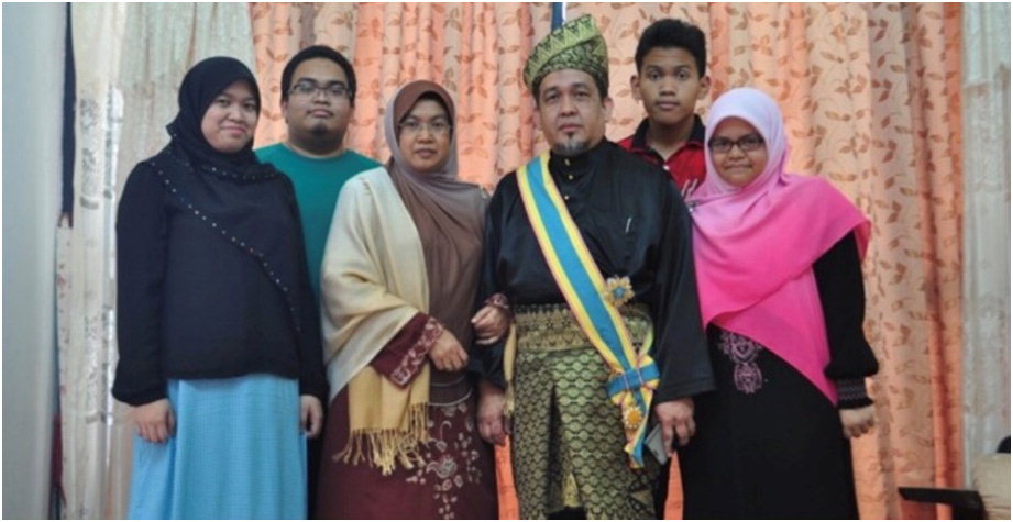 사이딘 교수가 말레이시아 크다 술탄국왕에게 받은 말레이시아 최고 학술상 '다토'를 받고 가족들과 기념촬영 하고 있다.