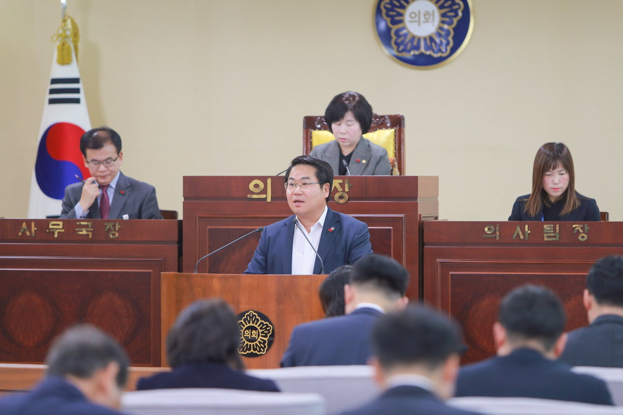 오세현 아산시장이 제216회 아산시의회 제2차 정례회에서 시정연설을 하고 있다.