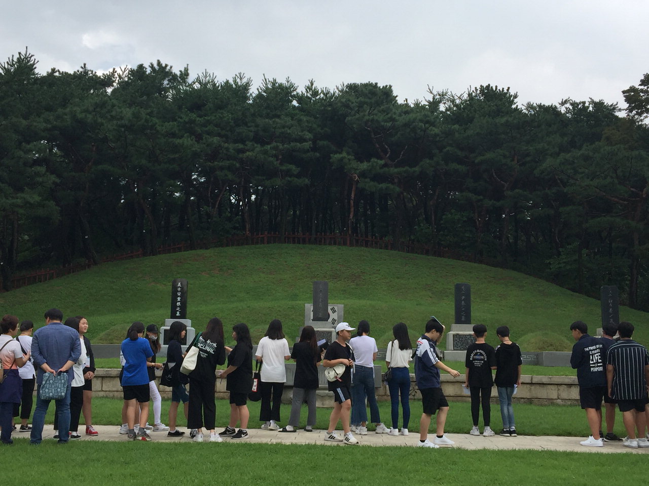 나라사랑 프로젝트에 참여한 청주여중 학생들이 효창공원를 찾아 경의를 표하고 있다. / 청주여중 제공