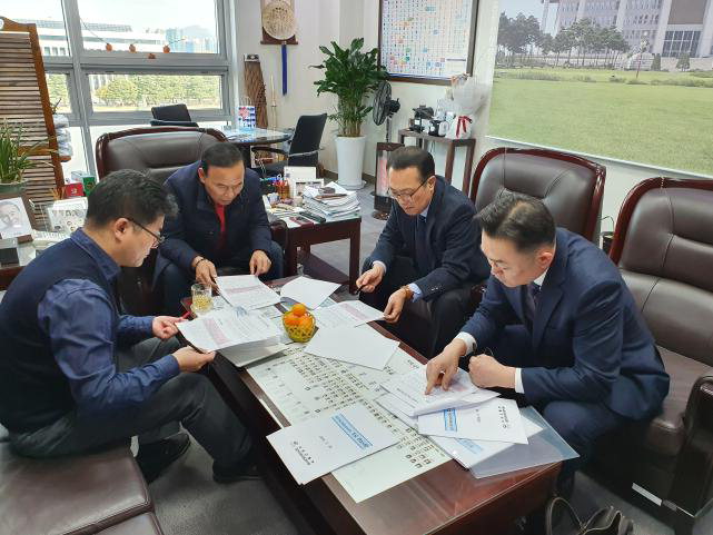 박덕흠 의원(왼쪽 두번째)이 26일 국회 의원회관에서 대전국토관리청장 등과 만나 충북 동남4군 예산을 점검하고 있다.