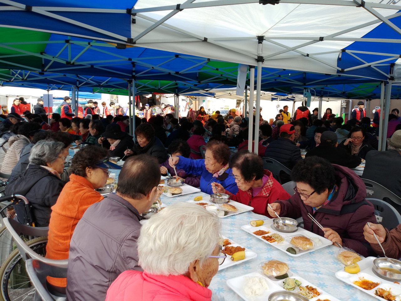 지난 23일 서구 용문동에서 열린 '참! 좋은 사랑의 밥차'에 어르신들이 참석해 점심식사를 하고 있다. / 대전 서구 제공