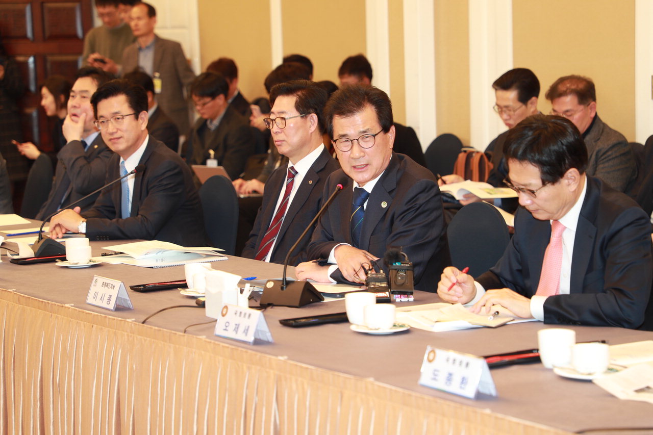 이시종 충북지사(오른쪽 두번째)가 28일 국회에서 아시안게임 유치와 미래해양과학관 예산의 협조를 요청하고 있다.