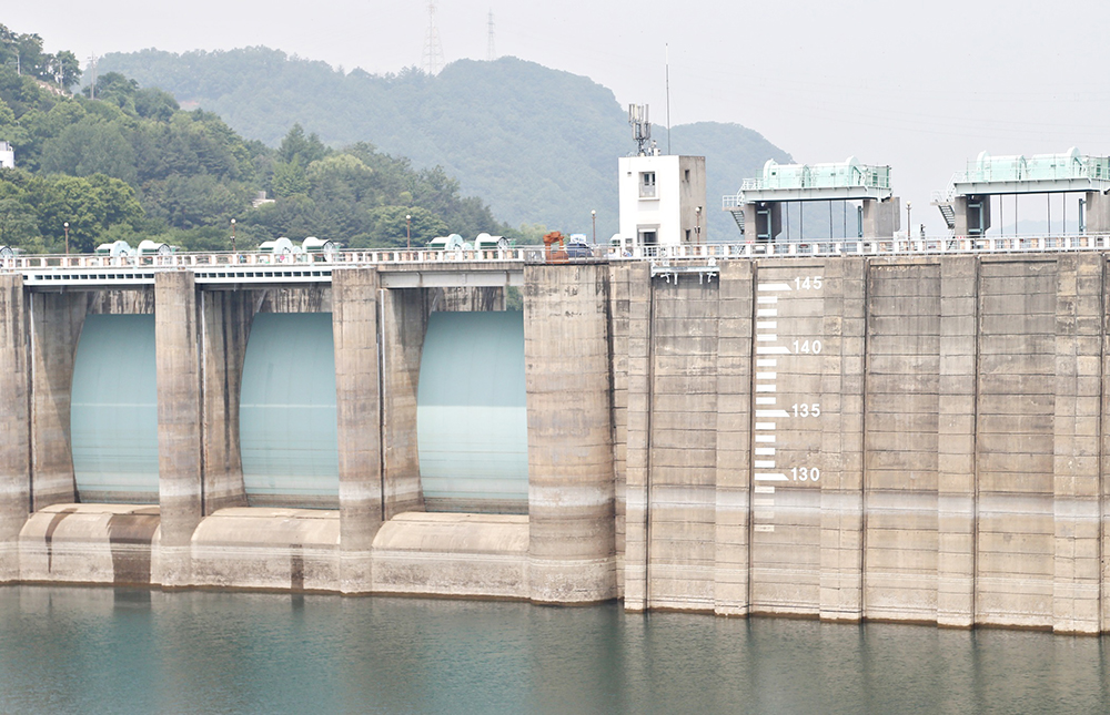 극심한 가뭄이 계속되는 가운데 20일 서울 등 수도권 최대의 용수 공급원인 충북 충주댐 저수위는 이날 오후 1시 현재 119.34m, 저수율 29.54m를 기록하고 있다. 2017.06.20. (사진=충주시 제공) / 뉴시스
