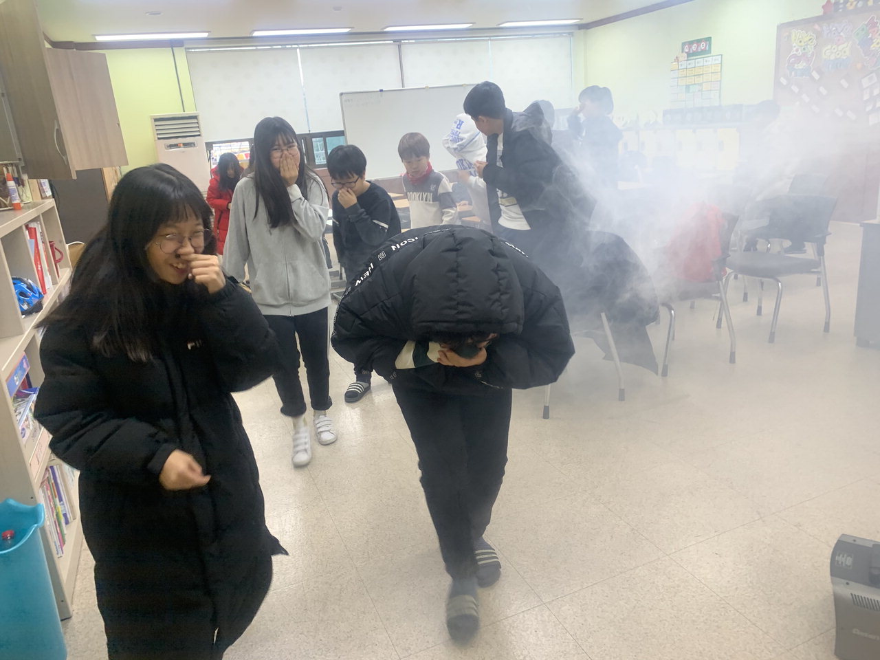 방과후 아카데미 초등학생들이 화재 대피 훈련을 하고 있다. / 영동소방서 제공