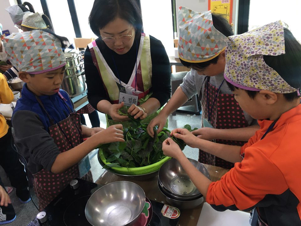 황간초 학생들이 호롱골 교육농장에서 반찬 만들기 체험을 하고 있다. / 황간초등학교 제공