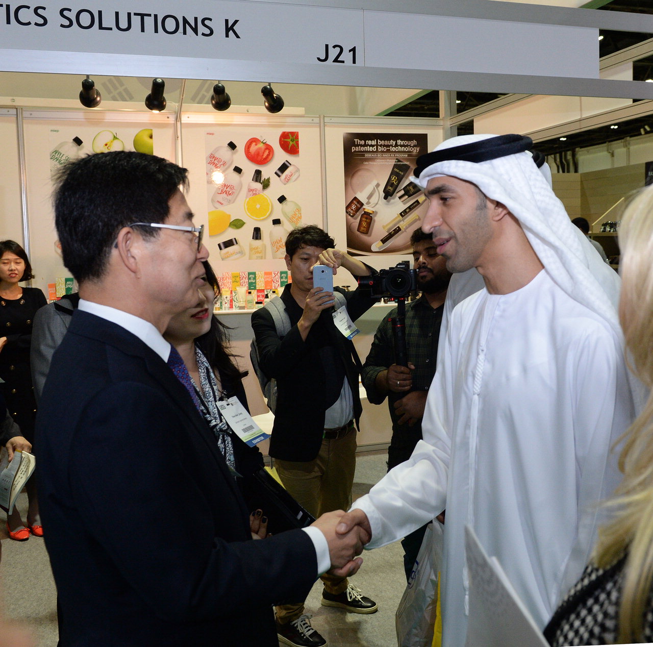 양승조 충남지사가 3일(현지시각) 두바이에서 열린 ‘제17회 중동 유기농 및 천연 제품 박람회’에 참석, 타니 빈 아흐메드 알 제이유디 UAE 기후변화환경부 장관을 만나 악수하고 있다.