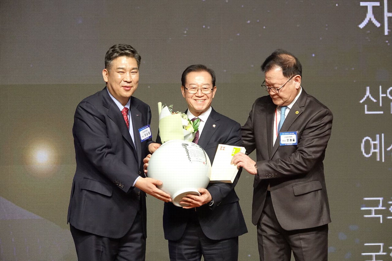 이종배 의원(가운데)이 5일 '2019 초정대상 및 목민감사패 시상식'에서 '초정(楚亭)대상'을 수상하고 있다.