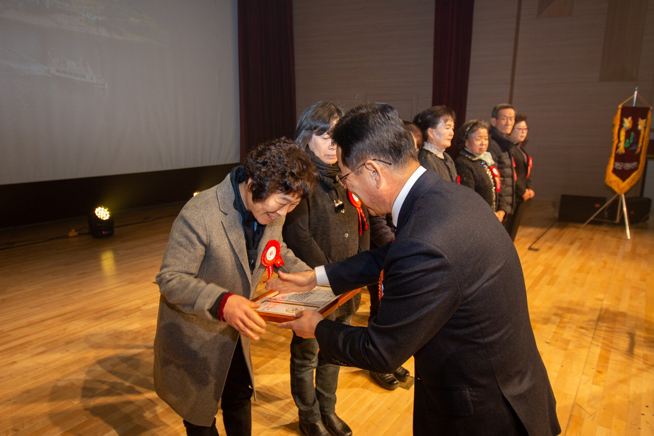 괴산군은 지난 9일 괴산문화예술회관에서 자원봉사자 및 관계자 500여 명이 참석한 가운데 '2019년 괴산군 자원봉사자대회'를 개최했다./괴산군 제공