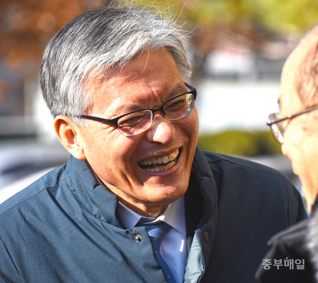 장선배 충북도의장이 함박웃음을 띠며 지역주민들과 반갑게 인사를 나누고 있다. / 김용수