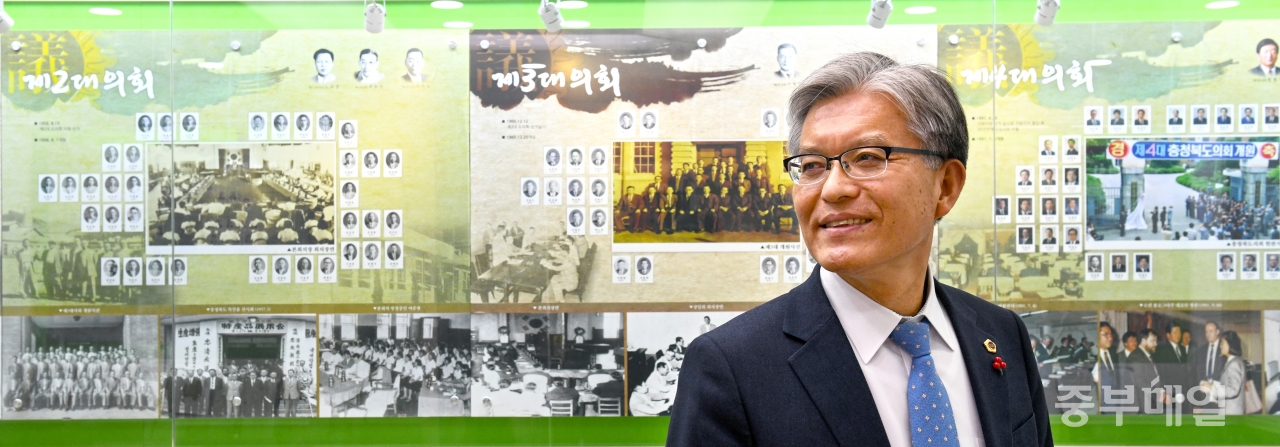 장선배 도의장이 충북도의회 의정전시관을 둘러보고 있다. / 김용수