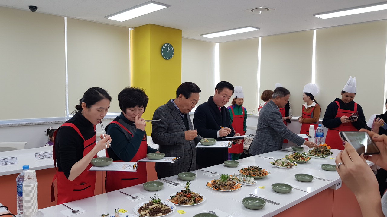 충북도여협이 주최한 다문화가족과 함께하는 한우 요리경연대회에서 심사위원들이 시식하고 있다. / 충북도여협 제공