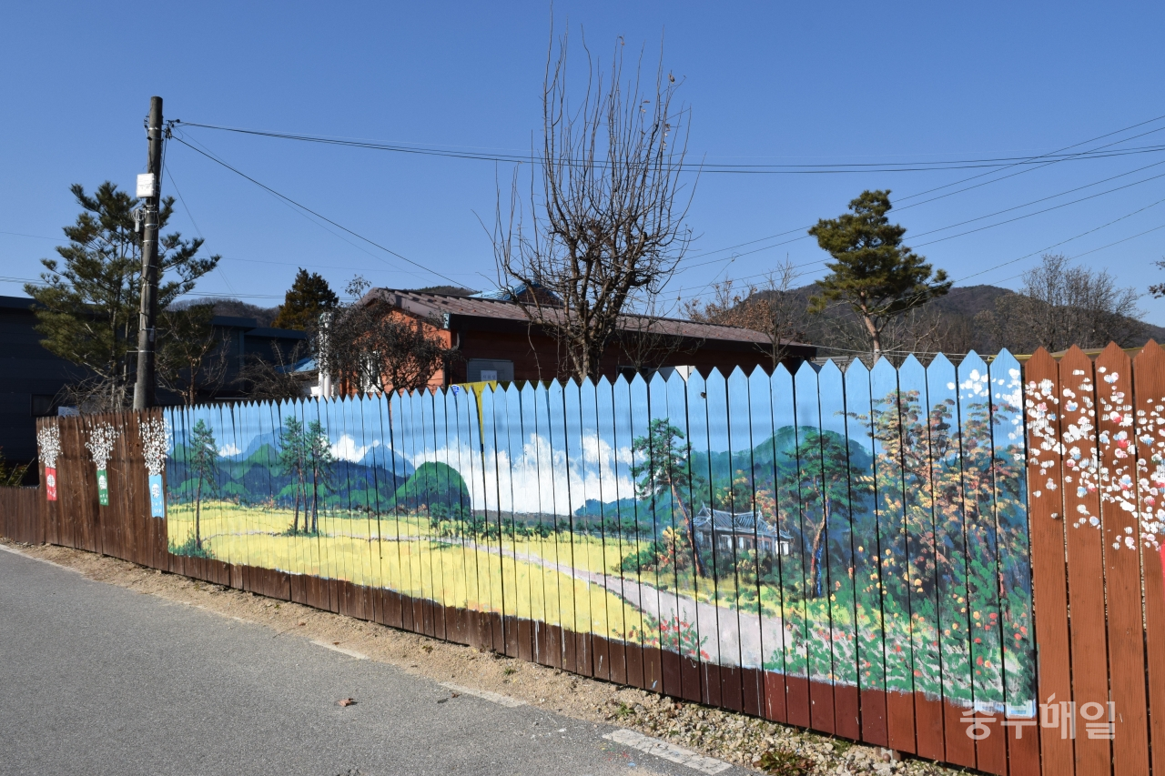 전형적 농촌마을인 내포마을에는 마을기업이 활성화되면서 벽화가 그려졌다. / 김미정