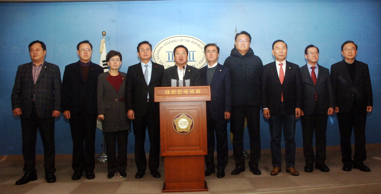 충청권 한국당 의원들이 18일 국회 정론관에서 세종선거구 증설을 지키기 위한 기자회견을 하고 있다. 오른쪽부터 경대수, 이종배, 박덕흠, 정진석, 김태흠, 이장우, 정우택, 최연혜, 이명수, 이은권 의원.