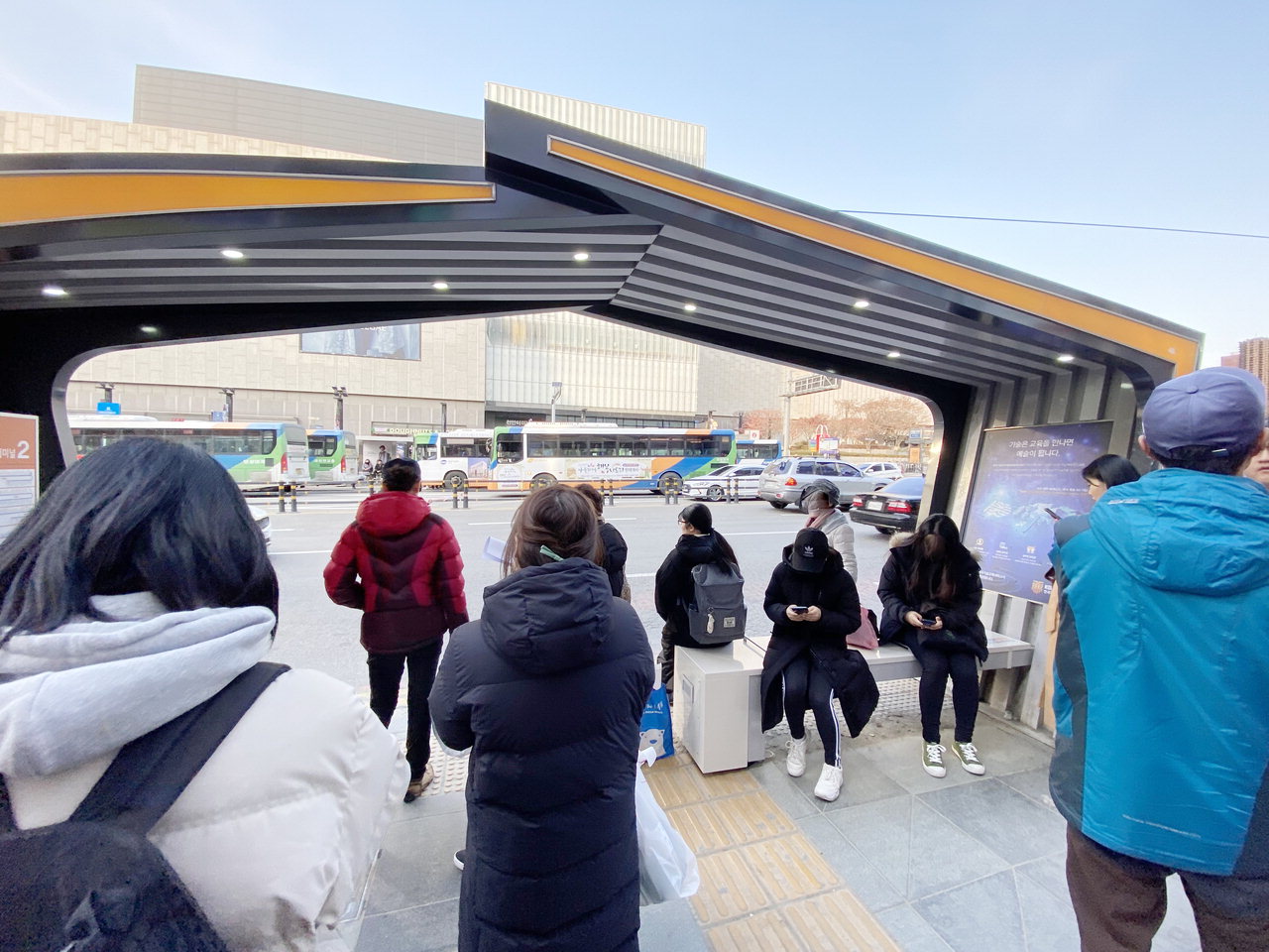 나노온열벤치가 설치된 천안버스터미널 버스 승강장에서 시민들이 버스를 기다리고 있다. 코리아텍 제공